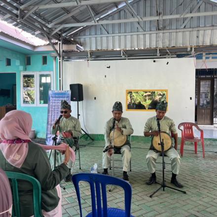 Madihin Cara Kreatif Mahasiswa Borneo Lestari Sosialisasikan Bapidara Di Desa Bawahan Seberang
